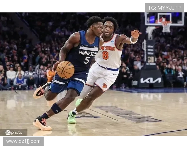 阿努诺比因落地受伤暂停比赛 暂时离场接受治疗